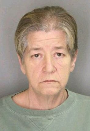 Έδωσε ναρκωτικά στον κρατούμενο γιο της με ένα… φιλί